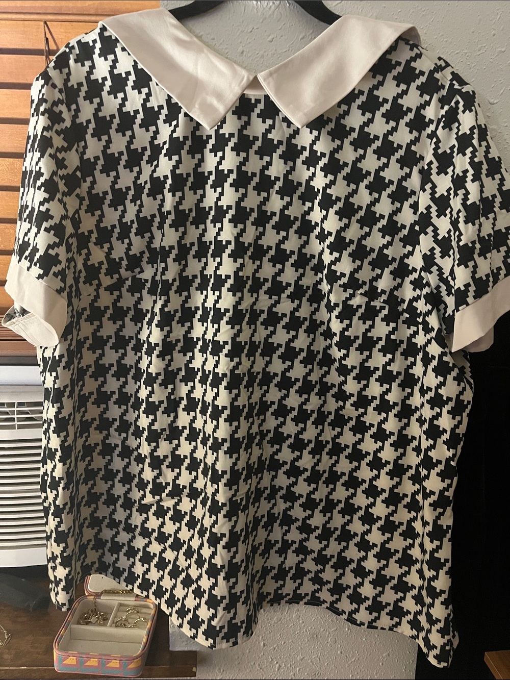 SHEIN Black & White Houndstooth Short-Sleeve Shirt with Contrast Collar